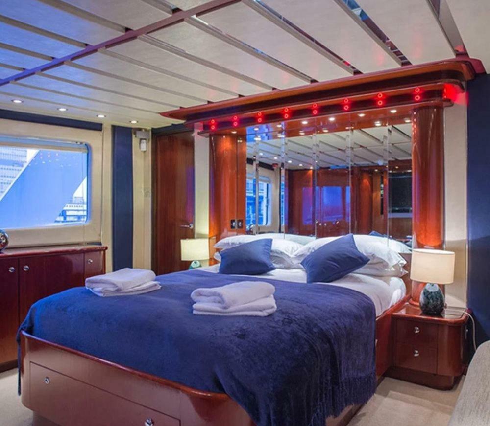 Hotel Absolute Pleasure Yacht à Londres Extérieur photo