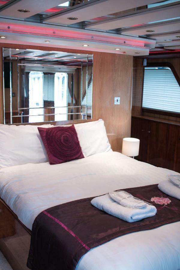 Hotel Absolute Pleasure Yacht à Londres Extérieur photo