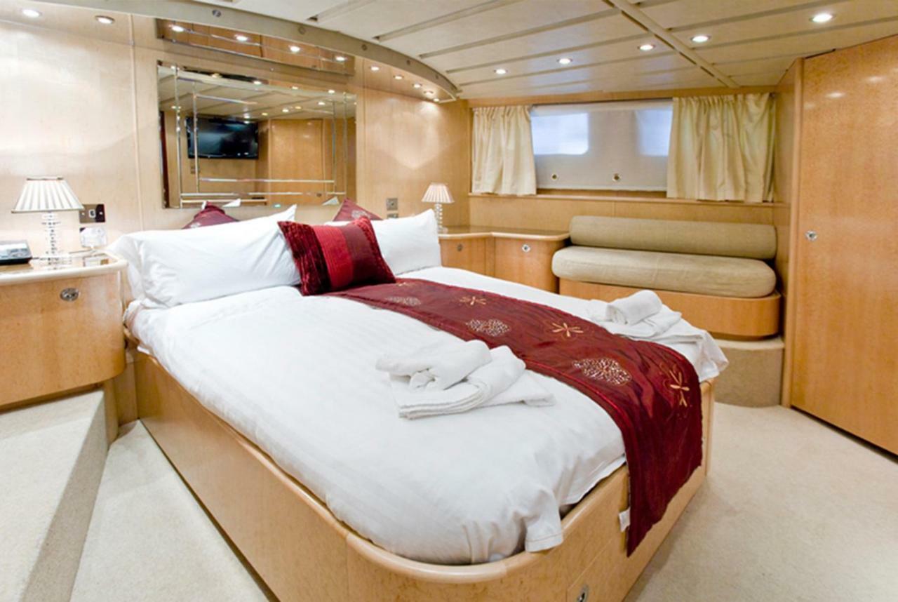 Hotel Absolute Pleasure Yacht à Londres Extérieur photo